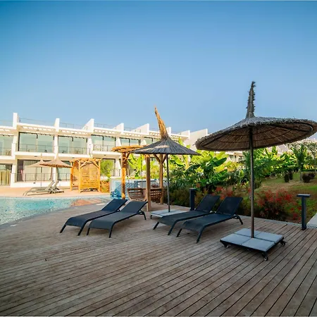 Welcoming Ground Floor Studio By The Pool Daire *