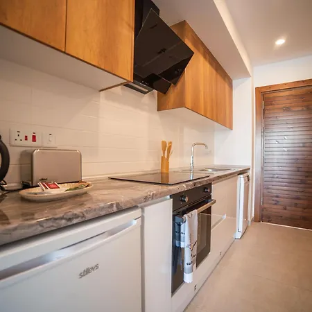 Welcoming Ground Floor Studio By The Pool Daire