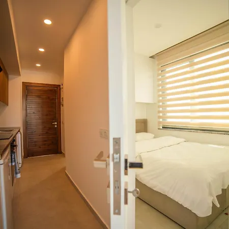 Welcoming Ground Floor Studio By The Pool Daire Girne