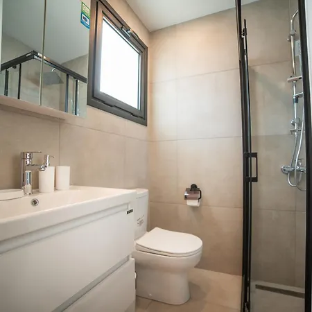 Welcoming Ground Floor Studio By The Pool