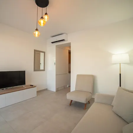 Welcoming Ground Floor Studio By The Pool *