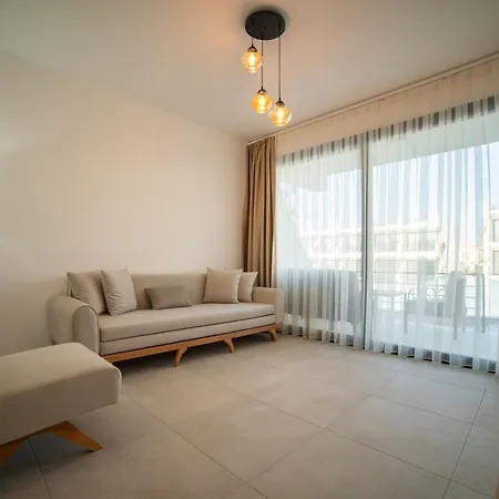 Welcoming Ground Floor Studio By The Pool