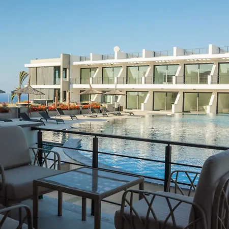 Апартаменты Welcoming Ground Floor Studio By The Pool Кирения