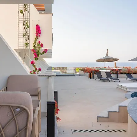Апартаменты Welcoming Ground Floor Studio By The Pool Кирения